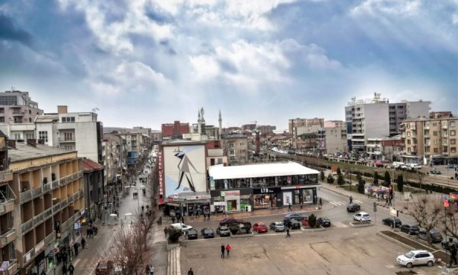 Babë e bir në Ferizaj bëhen 'llom' mes vete