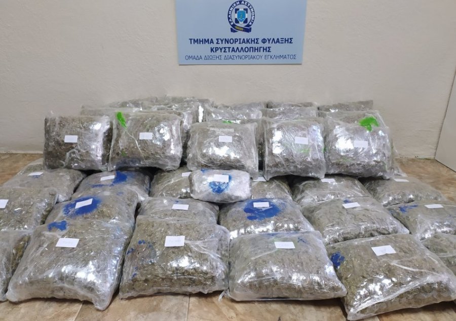 Sekuestrohen mbi 52 kg kanabis në kufirin greko-shqiptar, dy të arrestuar, mes tyre një shqiptare