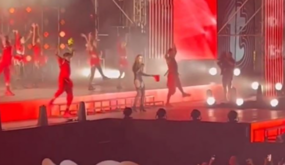 Rita Ora kërcen vallen e Tropojës gjatë koncertit në sheshin “Skënderbej”/VIDEO