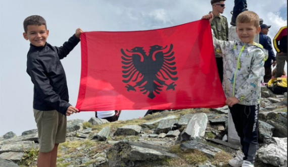 Dy vëllezër 5 dhe 8 vjeç thyejnë rekord, ngjiten në majën më të lartë në Kosovë