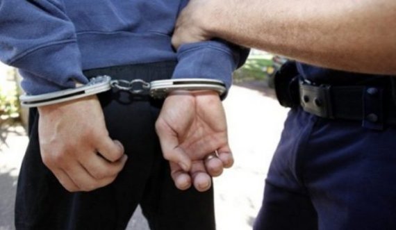 Mbante në telefon incizime intime mes të miturve, arrestohet 16-vjeçari në Prishtinë