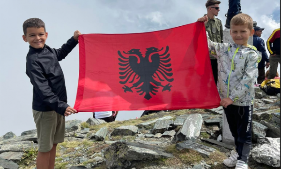 Dy vëllezër 5 dhe 8 vjeç thyejnë rekord, ngjiten në majën më të lartë në Kosovë