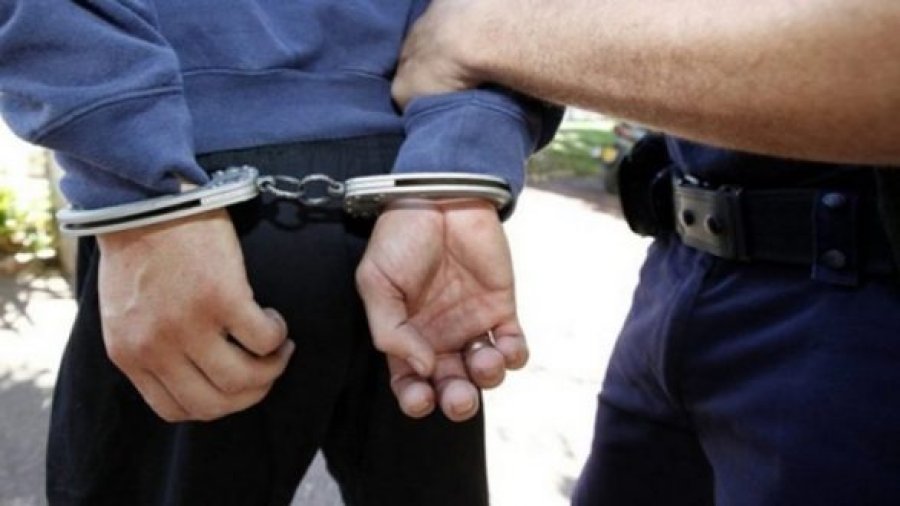 Mbante në telefon incizime intime mes të miturve, arrestohet 16-vjeçari në Prishtinë