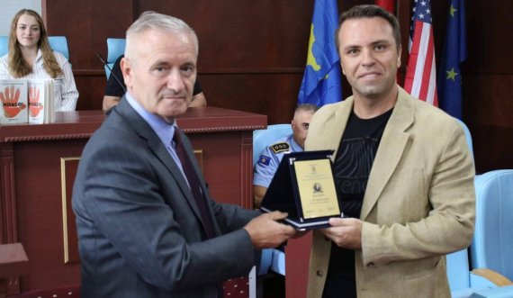 Manifestimi tradicional letrar 'Ora e Tahir Deskut' shpërblen me çmimin kryesor romanin 'Ti' nga Ilir Muharremi