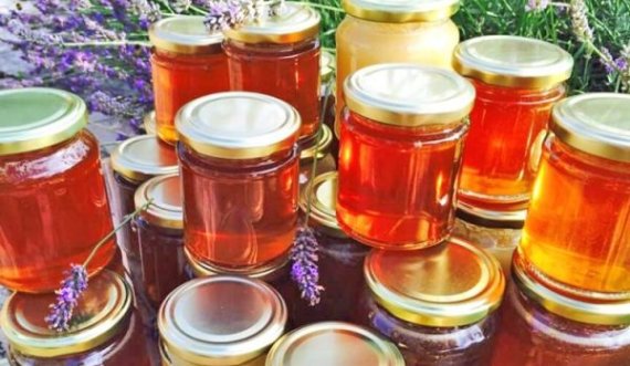 Arrestohet llapjani që mashtronte me mjaltë, i gjenden 652 kavanozë me mjaltë industriale