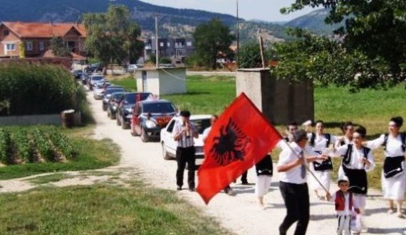 Motrat martohen në një familje: Njëra merr djalin dhe tjera babain