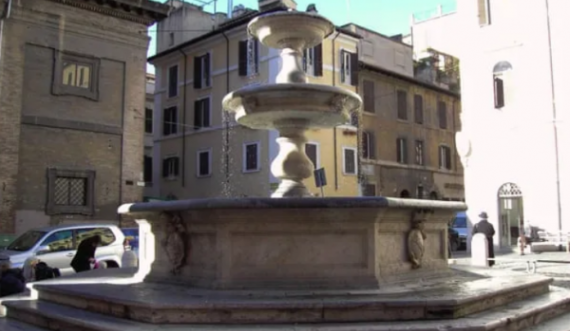 Turisti gjobitet me 450 euro se hëngri akullore në shkallët e shatërvanit në Romë