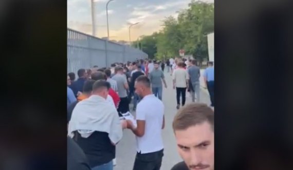 Disa tifozë ende nuk kanë mundur të hynë në stadium