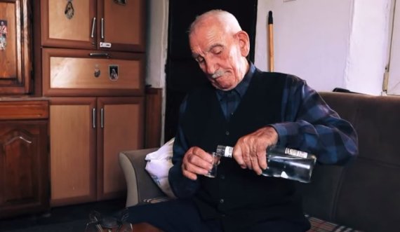 Njihuni me 93 vjeçarin nga Gjakova që e nis ditën me raki, vozitë veturë dhe është martuar për herë të tretë para dy vitesh