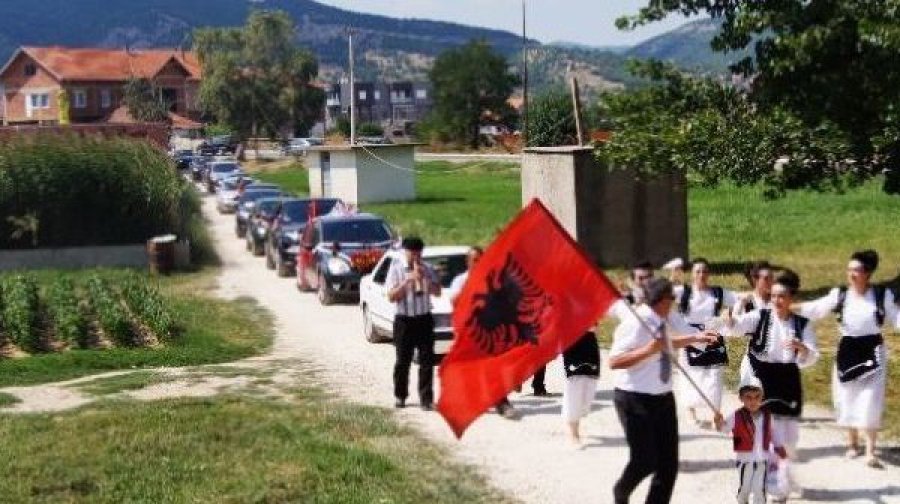 Burrë e grua bëhen bashkë dhe i rrahin tri gra, në mesin e tyre edhe nusen