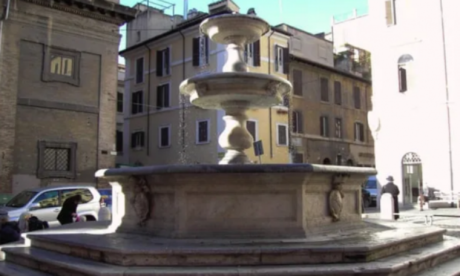 Turisti gjobitet me 450 euro se hëngri akullore në shkallët e shatërvanit në Romë