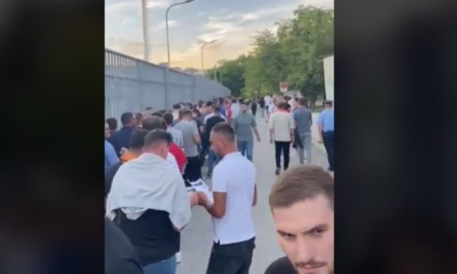 Disa tifozë ende nuk kanë mundur të hynë në stadium