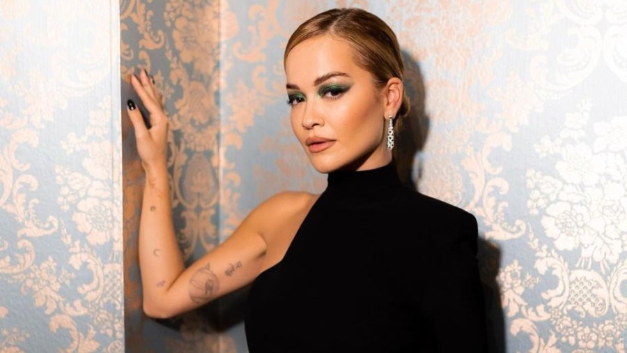 Rita Ora mahnitëse në fustanin me flamurin shqiptar