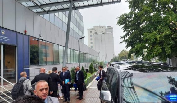 Arrijnë në Prishtinë Lajçak dhe këshilltarët e Scholz e Macron, nisin takimin me Kurtin