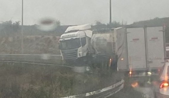 Aksidentohet kamioni në autostradën Prishtinë-Pejë., krijohen kolona të gjata