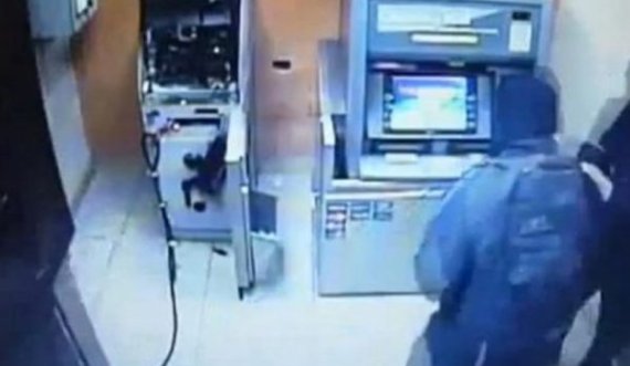 Dëmtoi bankomatin për të vjedhur para, arrestohet 41-vjeçari