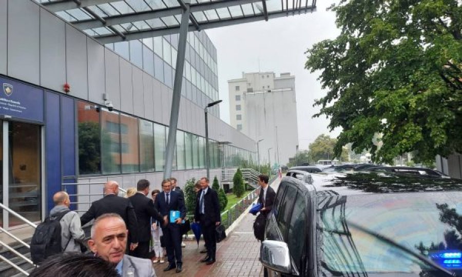 Arrijnë në Prishtinë Lajçak dhe këshilltarët e Scholz e Macron, nisin takimin me Kurtin