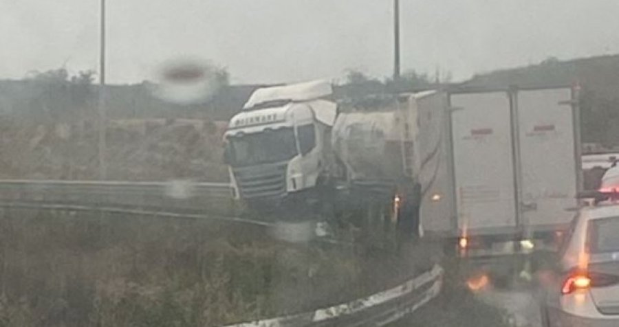 Aksidentohet kamioni në autostradën Prishtinë-Pejë., krijohen kolona të gjata