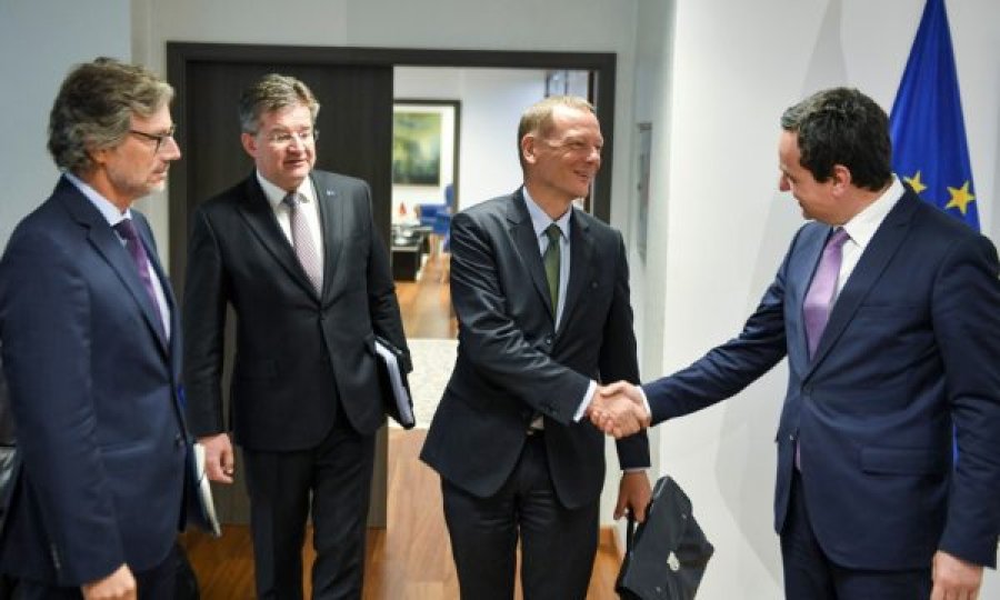 Vuçiq kërcënon Lajcakun dhe emisarët e Macronit e Sholcit