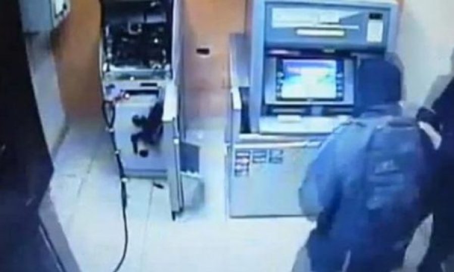 Dëmtoi bankomatin për të vjedhur para, arrestohet 41-vjeçari