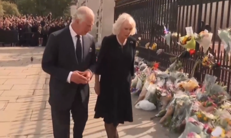 Mbreti Charles III arrin në Buckingham Palace në Londër, pritet me ovacione nga turma e njerëzve