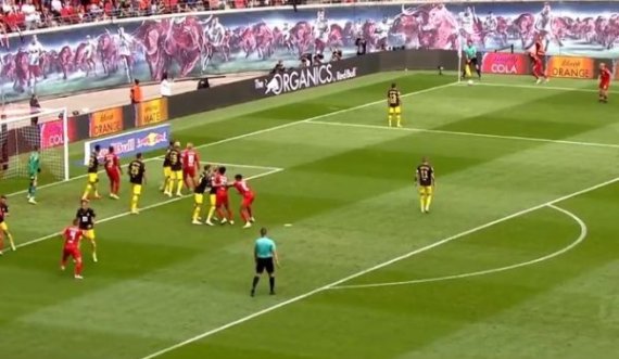 Leipzig po fiton kundër Dortmundit 2-0, Szozsbalai shënoi supergol