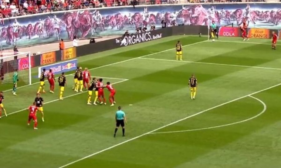 Leipzig po fiton kundër Dortmundit 2-0, Szozsbalai shënoi supergol