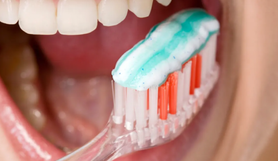 Çfarë ndodh nëse nuk e ndërroni furçën e dhëmbëve për më shumë se 3 muaj?