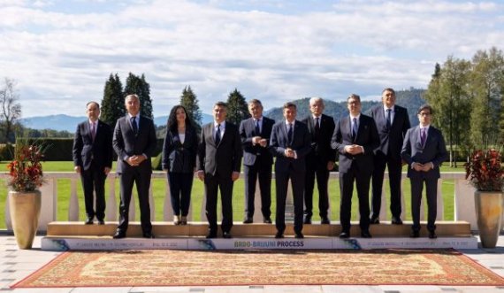 Liderët në Slloveni, del fotoja e përbashkët me Presidenten Osmani dhe Vuçiqin