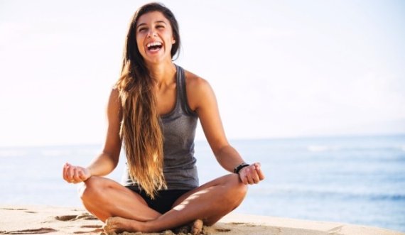 Fillimi i ditës me joga të qeshur: përfitimet e mrekullueshme
