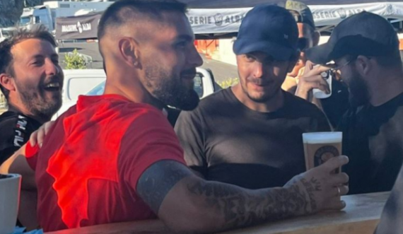 U shënoi gol me akrobaci, tifozët rivalë e qerasin me birrë