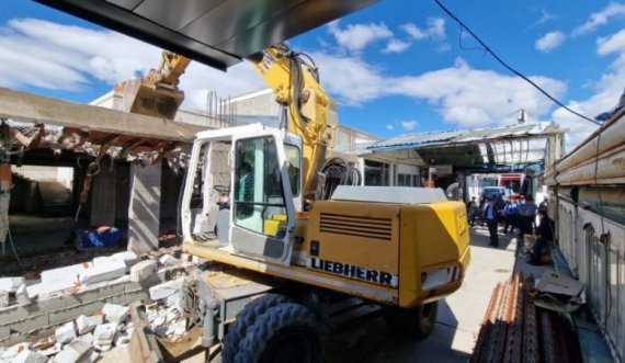 Inspekcioni në Prishtinë rrënon një objekt pa leje