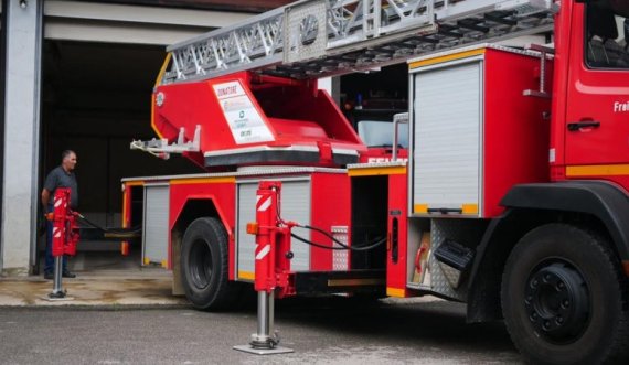 ​Gjilani pajiset me automjet me shkallë hidraulike për shuarjen e zjarrit