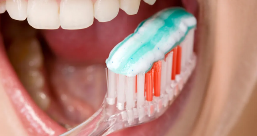 Çfarë ndodh nëse nuk e ndërroni furçën e dhëmbëve për më shumë se 3 muaj?