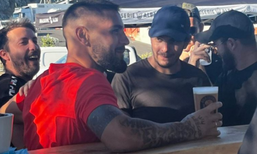 U shënoi gol me akrobaci, tifozët rivalë e qerasin me birrë