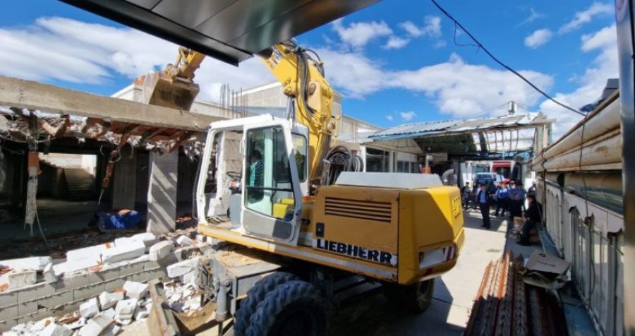 Inspekcioni në Prishtinë rrënon një objekt pa leje