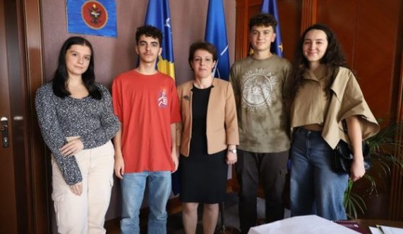 Ministrja Gërvalla takoi ekipin përfaqësues të Kosovës të garës ndërkombëtare të robotikës