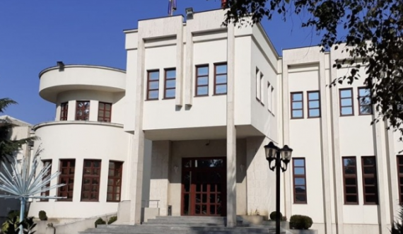 Komuna e Prizrenit blen perde për “Shtëpinë e Bardhë”, kaq i kushtuan