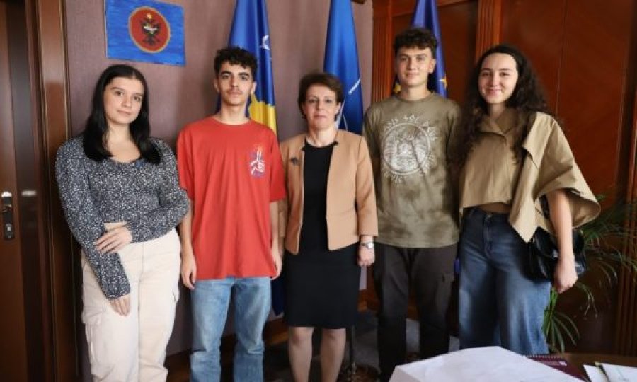 Ministrja Gërvalla takoi ekipin përfaqësues të Kosovës të garës ndërkombëtare të robotikës