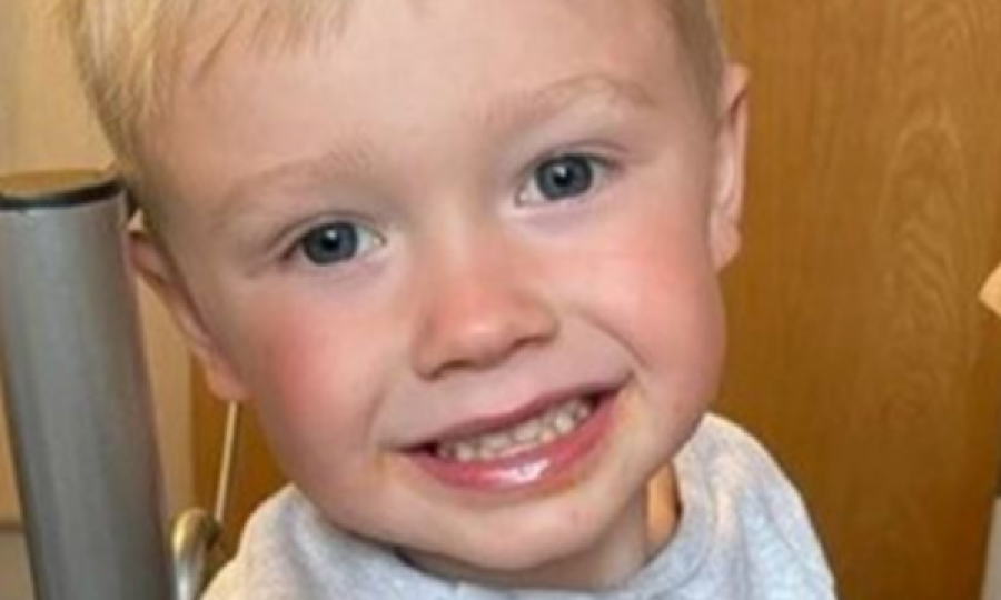 Babai përplasi aksidentalisht djalin 3-vjeçar me kamion, ndërron jetë vogëlushi