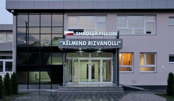 Nxënësit nisin mësimin në një shkollë në Gjakovë, mësuesit vendosën t’i japin fund grevës