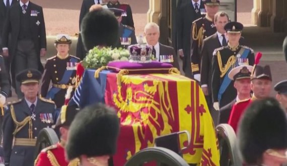 Andrew dhe Harry pa uniformë, Mbretëresha lë pallatin Buckingham për herë të fundit