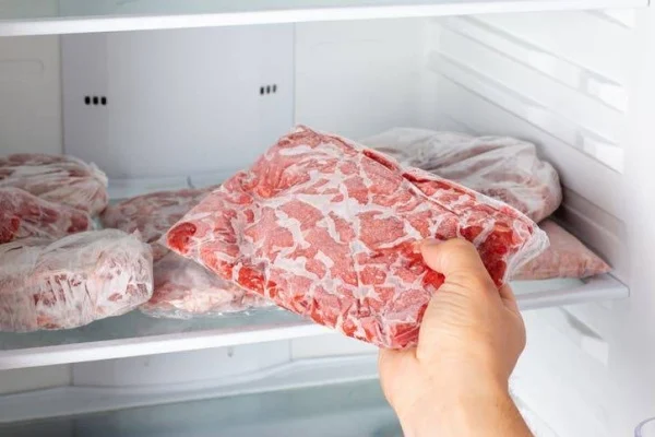 ​Sa kohë mund të qëndrojë mishi i grirë në frigorifer?