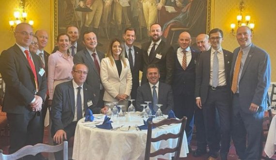 Hoti lajmërohet nga SHBA-ja, i rrethuar nga anëtarë të Kongresit