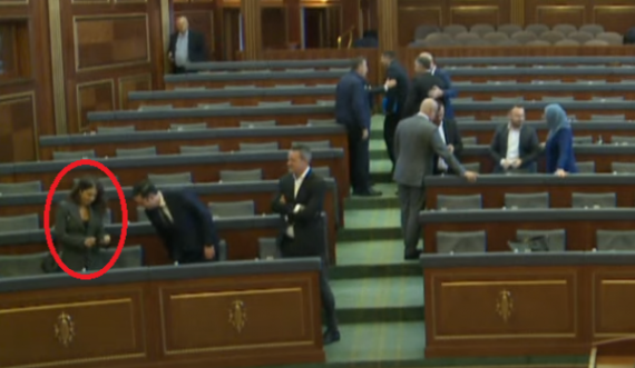 Doarsa Kica ulet në rend të parë kah LDK-ja në Kuvend, ua bën me dorë deputetëve të VV-së