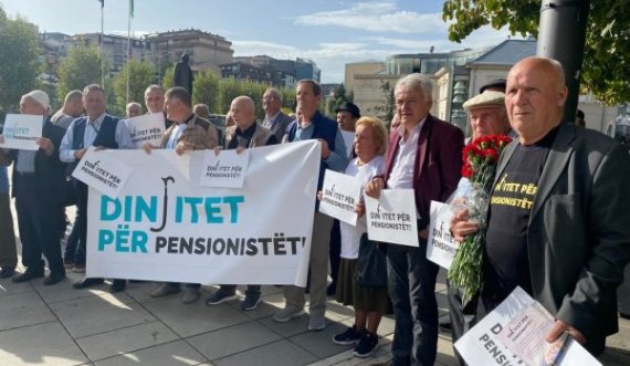 Pensionistët i presin me lule e pankarta deputetët: Ndryshojeni ligjin