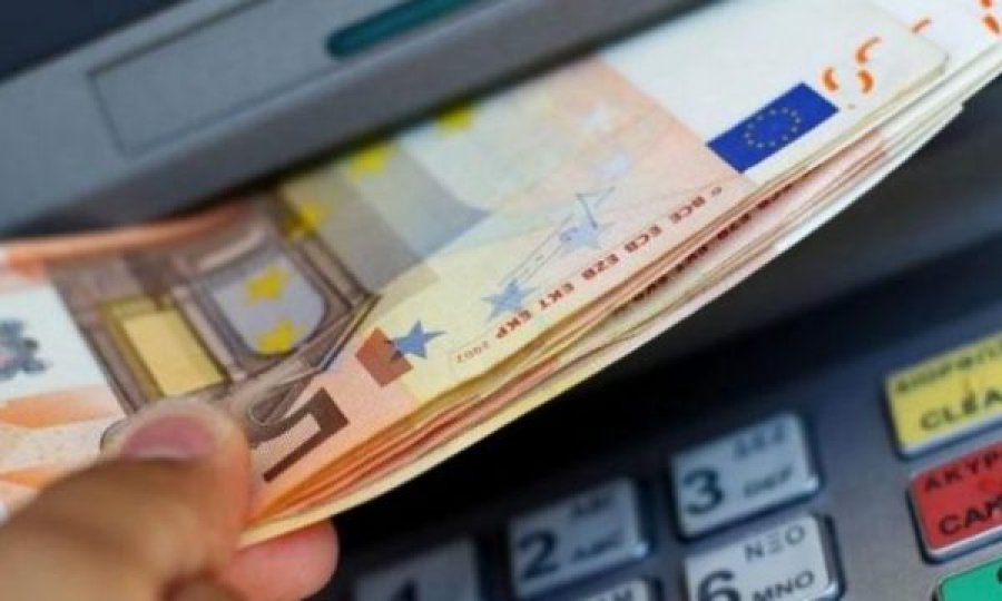 Zero euro në bankë, rrëfimi i çiftit që mbijetojnë nga pagat në arsim