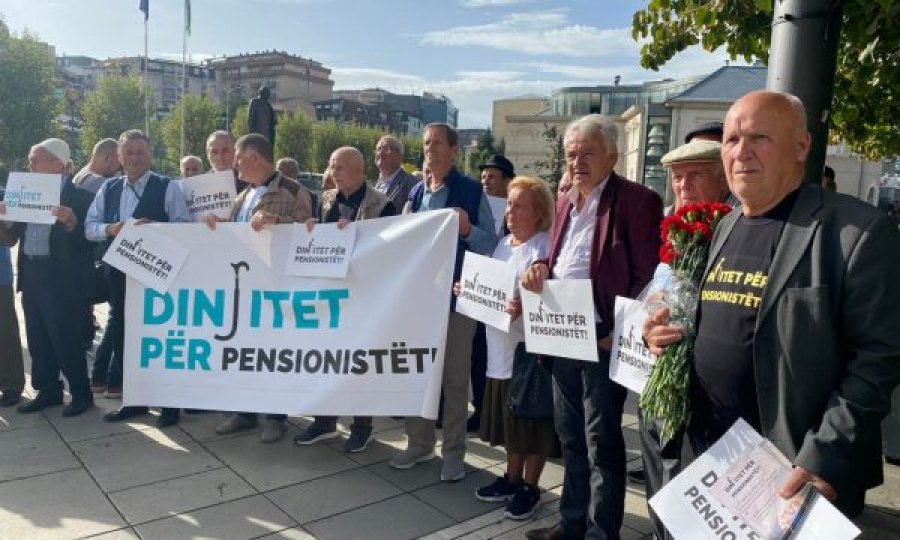 Pensionistët i presin me lule e pankarta deputetët: Ndryshojeni ligjin