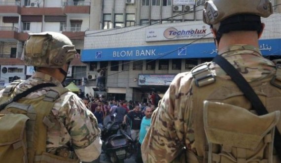 Shtohen grabitjet e armatosura në Liban, mbyllen bankat për 3 ditë