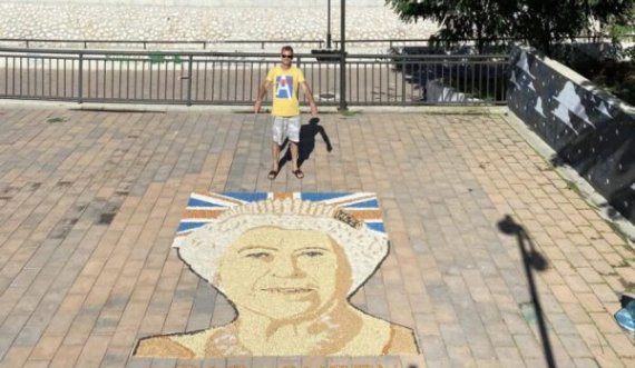 Mozaik me 120 kg drithëra në nder të Mbretëreshës, gjakovari bëhet top lajm në mediat ndërkombëtare